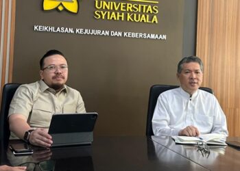 Rektor Universitas Syiah Kuala (USK) Prof. Marwan (kanan) saat bersama Staf Khusus Menteri Ekonomi Kreatif, Rian Syaf, di Kampus USK (24/3/2025). FOTO/Dok. USK. Ⓒ Hak cipta foto di atas dikembalikan sesungguhnya kepada pemilik foto