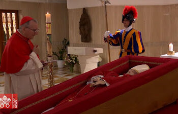 Vatikan Rilis Foto Jenazah Paus Fransiskus dalam Peti Terbuka