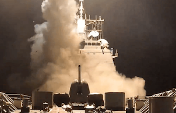 Pasukan Yaman Pro-Houthi Bentrok dengan Kapal Perang AS di Laut Merah