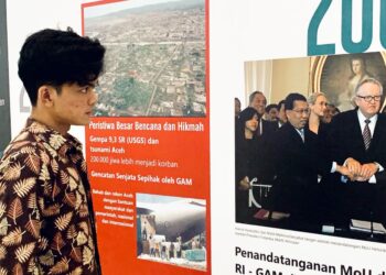 Jamalul sedang melihat foto dokumentasi perundingan MoU Helsinski. FOTO/Dok. Pribadi. Ⓒ Hak cipta foto di atas dikembalikan sesungguhnya kepada pemilik foto