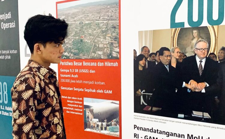 Jamalul sedang melihat foto dokumentasi perundingan MoU Helsinski. FOTO/Dok. Pribadi. Ⓒ Hak cipta foto di atas dikembalikan sesungguhnya kepada pemilik foto