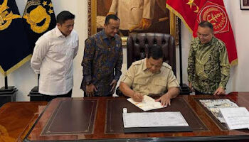 Unggahan foto yang memperlihatkan Menteri Sekretaris Negara (Mensesneg) Prasetyo Hadi, Wakil Ketua DPR Sufmi Dasco Ahmad, dan Sekretaris Kabinet Letkol Teddy mendampingi Presiden Prabowo Subianto menandatangani sejumlah surat menuai perhatian publik. FOTO/Kolase. Ⓒ Hak cipta foto di atas dikembalikan sesungguhnya kepada pemilik foto