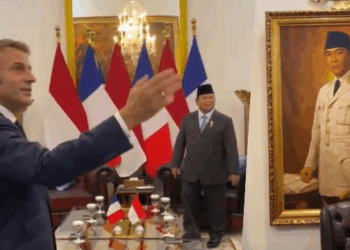 Lihat Lukisan Sukarno di Istana, Presiden Macron ke Prabowo: This is Your?
