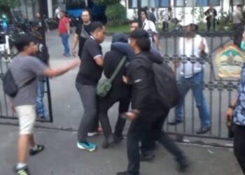 Beringas, Wartawan Tempo Dipukul, Ditampar dan Dipiting Polisi saat May Day di Semarang