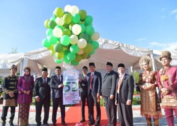 Plt Sekda Aceh, M Nasir, memimpin upacara peringatan Hari Ulang Tahun (HUT) Bank Aceh Syariah ke-52 yang digelar di Lapangan Pusdiklat UMKM Bank Aceh, pada Rabu (6/8/2025). FOTO/Net. Ⓒ Hak cipta foto di atas dikembalikan sesungguhnya kepada pemilik foto
