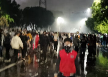 Massa aksi yang semula bertahan di sekitar lokasi terpaksa dipukul mundur setelah polisi menggencarkan tembakan gas air mata. Asap putih pekat menyelimuti jalan, membuat ribuan orang berlarian tanpa arah. FOTO/Net. Ⓒ Hak cipta foto di atas dikembalikan sesungguhnya kepada pemilik foto