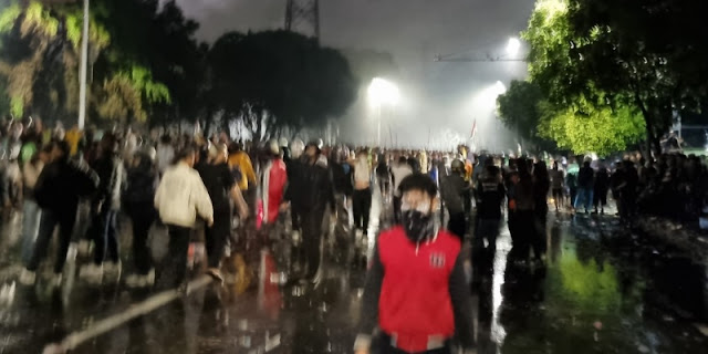 Massa aksi yang semula bertahan di sekitar lokasi terpaksa dipukul mundur setelah polisi menggencarkan tembakan gas air mata. Asap putih pekat menyelimuti jalan, membuat ribuan orang berlarian tanpa arah. FOTO/Net. Ⓒ Hak cipta foto di atas dikembalikan sesungguhnya kepada pemilik foto