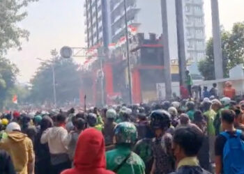 Suasana di sekitar Mako Brimob, Kwitang, Jakarta Pusat, Jumat petang, 29 Agustus 2025, semakin mencekam ketika ribuan massa aksi bertahan meski aparat terus menembakkan gas air mata. FOTO/Net. Ⓒ Hak cipta foto di atas dikembalikan sesungguhnya kepada pemilik foto