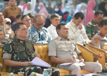 Wakil Gubernur (Wagub) Aceh, Fadhlullah, memimpin pelaksanaan Gerakan Pangan Murah (GPM) di halaman Masjid Gampong Cot Masjid, Lueng Bata, Banda Aceh, Sabtu (30/8/2025). FOTO/Net. Ⓒ Hak cipta foto di atas dikembalikan sesungguhnya kepada pemilik foto