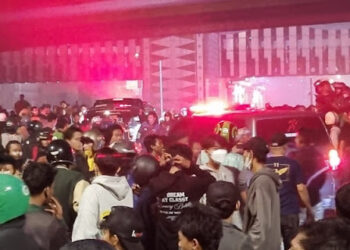 Situasi di depan Mako Brimob Kwitang, Jakarta Pusat, kian mencekam. Massa aksi terus membludak, berdatangan dari berbagai penjuru, terutama dari arah Senen pada Jumat petang, 29 Agustus 2025. FOTO/Net. Ⓒ Hak cipta foto di atas dikembalikan sesungguhnya kepada pemilik foto