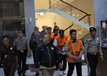 Bupati Kolaka Timur (Koltim), Abdul Azis bersama empat orang lainnya resmi mengenakan rompi oranye tahanan Komisi Pemberantasan Korupsi (KPK) usai terjadi operasi tangkap tangan (OTT). FOTO/Net. Ⓒ Hak cipta foto di atas dikembalikan sesungguhnya kepada pemilik foto