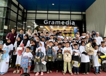 BSI Maslahat Aceh bekerja sama dengan Gramedia menyelenggarakan program sosial “Belanja Bareng Yatim” di Gramedia Banda Aceh, Jumat sore (15/8/2025)