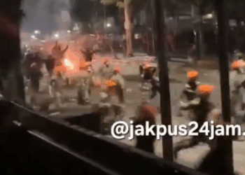 Massa yang menyerang Markas Komando (Mako) Brimob Kwitang, dilakukan melalui dua sisi Jalan Arief Rachman Hakim dari arah kolong Fly Over Senan, Jakarta Pusat, Sabtu malam, 30 Agustus 2025. FOTO/Net. Ⓒ Hak cipta foto di atas dikembalikan sesungguhnya kepada pemilik foto