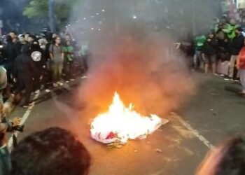 Massa Ojol Kepung Polresta Malang dengan Blokade Jalan hingga Bakar Ban