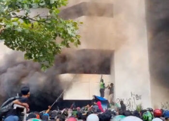 Situasi di sekitaran Markas Satuan Brimob Polda Metro Jaya, Kwitang, Jakarta Pusat masih panas, Jumat sore, 29 Agustus 2025. FOTO/Net. Ⓒ Hak cipta foto di atas dikembalikan sesungguhnya kepada pemilik foto