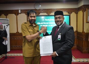 Gubernur Aceh, Muzakir Manaf (Mualem), secara resmi melantik Fadhil Ilyas sebagai Direktur Utama PT Bank Aceh Syariah periode 2025-2029. Prosesi pelantikan berlangsung di Kantor Gubernur Aceh, Senin (8/9/2025). FOTO/Net.