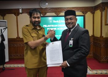 Gubernur Aceh Muzakir Manaf, selaku Pemegang Saham Pengendali PT Bank Aceh Syariah, menetapkan Fadhil Ilyas Sebagai Direktur Utama bank kebanggaan masyarakat Aceh. FOTO/Dok. BAS untuk HAI. Ⓒ Hak cipta foto di atas dikembalikan sesungguhnya kepada pemilik foto