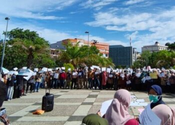 Sejumlah tenaga kesehatan (nakes) yang terdiri dari perawat, bidan, staf administrasi, hingga tenaga medis lainnya di Rumah Sakit Umum Daerah Zainoel Abidin (RSUDZA) Banda Aceh menggelar aksi damai untuk menyuarakan tuntutan terkait transparansi dan keadilan sistem remunerasi pada Kamis 18 September 2025 di halaman depan Rumah Sakit. FOTO/Istimewa. Ⓒ Hak cipta foto di atas dikembalikan sesungguhnya kepada pemilik foto
