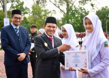 Wakil Gubernur Aceh, Fadhlullah, SE menjadi inspektur upacara peringatan Hari Pendidikan Daerah (Hardikda) Aceh ke-66, yang berlangsung di Halaman Kantor Gubernur Aceh, Selasa (2/9/2025)