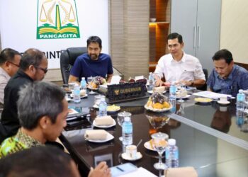 Gubernur Aceh, Muzakir Manaf alias Mualem memimpin High Level Meeting Pengendalian Inflasi Aceh, di ruang rapat Meuligoe Gubernur Aceh, Selasa (2/9/2025) malam. FOTO/Net. Ⓒ Hak cipta foto di atas dikembalikan sesungguhnya kepada pemilik foto