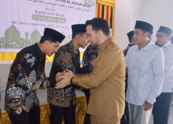 Wakil Bupati Aceh Barat Said Fadheil SH melakukan pelepasan calon mahasiswa baru Universitas Al-Azhar penerima beasiswa dari Pemerintah Aceh ke Mesir, Senin (08/09/2025). FOTO/HAI/AB. Ⓒ Wabup Aceh Barat, Said Fadhel sedang salaman dengan calon mahasiswa, FOTO/ist