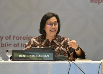 Menteri Keuangan Sri Mulyani Indrawati mengenakan batik.