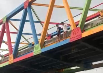 Dua remaja yang sempat dilaporkan hilang setelah melompat dari jembatan ke Sungai Gung di Tegal, Jawa Tengah akhirnya ditemukan dalam keadaan meninggal dunia. Aksi berbahaya itu dilakukan kedua korban saat membuat konten video di kawasan Kelurahan Slerok, Kecamatan Tegal Timur, Kota Tegal pada Kamis (16/10) sore. FOTO/Net. Ⓒ Hak cipta foto di atas dikembalikan sesungguhnya kepada pemilik foto