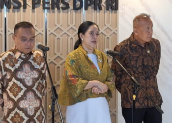 Ketua DPR RI, Puan Maharani (tengah) didampingi Wakil Ketua DPR RI Saan Mustopa saat jumpa pers di Komplek Parlemen, Senayan, Jakarta, pada Kamis 2 Oktober 2025. FOTO/Net. Ⓒ Hak cipta foto di atas dikembalikan sesungguhnya kepada pemilik foto