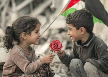 Sepasang Anak Palestina sedang memegang Bunga Mawar. FOTO/Facebook. Ⓒ Hak cipta foto di atas dikembalikan sesungguhnya kepada pemilik foto
