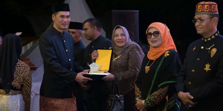 Ⓒ Hak cipta foto di atas dikembalikan sesungguhnya kepada sang pemilik foto Ⓒ Hak cipta foto di atas dikembalikan sesungguhnya kepada pemilik foto