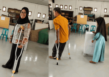 Panitia TPS Gampong Tanjong Seulamat memberikan pelayanan ramah bagi pemilih disabilitas dalam pelaksanaan Pilchiksung, Sabtu (12/10/2025)
