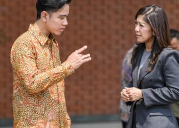 Menteri Komunikasi dan Digital (Menkomdigi), Meutya Hafid (kanan) saat berbincang-bincang dengan Wakil Presiden Gibran Rakabuming Raka (kiri). FOTO/Net. Ⓒ Hak cipta foto di atas dikembalikan sesungguhnya kepada pemilik foto