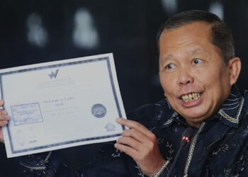 Arsul Sani Pamer Ijazah Gelar Doktor dan Foto Wisuda