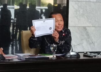 Hakim MK Arsul Sani Bantah Tuduhan Ijazah Palsu, Tunjukkan Ijazah Asli dan Foto Wisuda