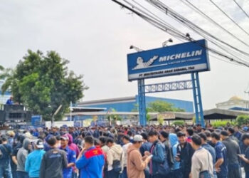 Ratusan Karyawan Pabrik Ban di Bekasi Kena PHK Massal