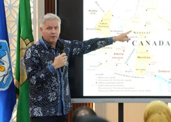 Duta Besar (Dubes) Kanada untuk Indonesia, H.E. Jess Dutton, memberikan kuliah umum di Universitas Syiah Kuala (USK) Banda Aceh dengan topik hubungan bilateral Indonesia–Kanada yang menyoroti peluang kerja sama di bidang pendidikan dan inovasi. Kegiatan yang berlangsung di Ruang VIP AAC Dayan Dawood, Kamis, 6 November 2025, dibuka oleh Wakil Rektor Bidang Akademik USK, Prof. Agussabti. FOTO/Net. Ⓒ Hak cipta foto di atas dikembalikan sesungguhnya kepada pemilik foto