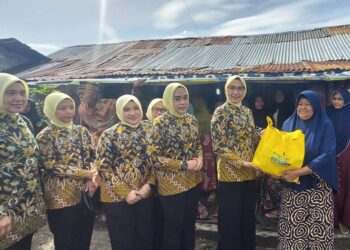 IAD Kejati Aceh Salurkan Puluhan Paket Sembako untuk Warga Kurang Mampu di Gampong Jawa