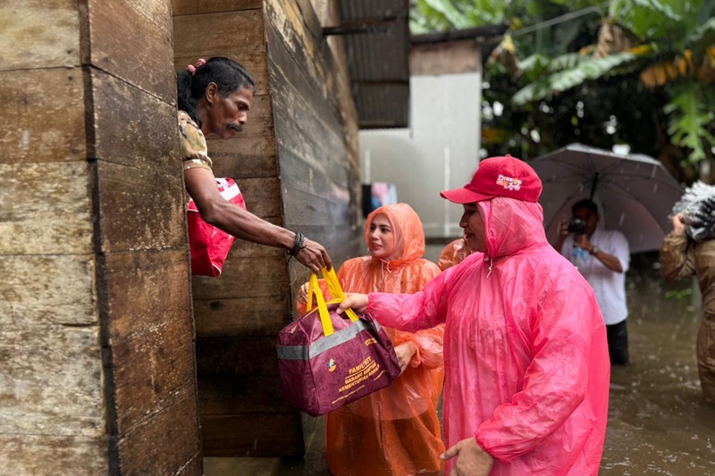 Istri Gubernur Aceh Salurkan Bantuan untuk Korban Banjir Lhokseumawe
