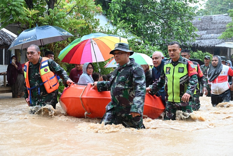 Kodam Iskandar Muda Bantu Evakuasi Korban Banjir di Sembilan Kabupaten/Kota