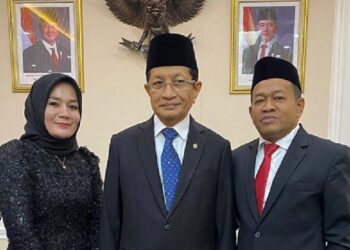 Hilmi setelah dilantik jadi Kepala Biro AUPK UIN Ar-Raniry berfoto bersama dengan Menteri Agama, Nazaruddin Umar. FOTO/Net. Ⓒ Hak cipta foto di atas dikembalikan sesungguhnya kepada pemilik foto