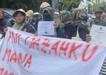 Sekelompok Ibu-ibu Kawal Roy Suryo ke Polda Metro, Serukan “Mana Ijazahmu?”