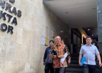 Pelapor Tuduhan Ijazah Palsu Jokowi Minta Polisi Sita Buku Buatan Roy Suryo Cs, Kenapa?