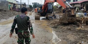 Pasca Banjir Bandang, Personel Kodim Aceh Tamiang Bersihkan Fasilitas Umum bersama Warga