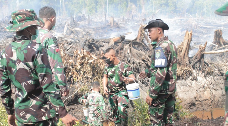 Tim gabungan TNI, Polri, Badan Penanggulangan Bencana Daerah (BPBD), dan Balai Konservasi Sumber Daya Alam (BKSDA) terus melakukan upaya pemadaman kebakaran hutan dan lahan (karhutla) yang menghanguskan puluhan hektare lahan milik warga di Kecamatan Bakongan dan Trumon Timur, Kabupaten Aceh Selatan, Selasa, 27 Januari 2026. FOTO/Net. Ⓒ Hak cipta foto di atas dikembalikan sesungguhnya kepada pemilik foto