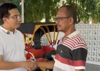 Ketua DPRK Banda Aceh Serahkan Becak Motor kepada Warga Lampriet Penyintas Stroke