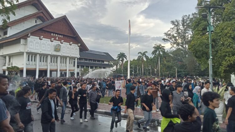 Demo JKA Kembali Ricuh, Water Cannon dan Gas Air Mata Ditembakkan