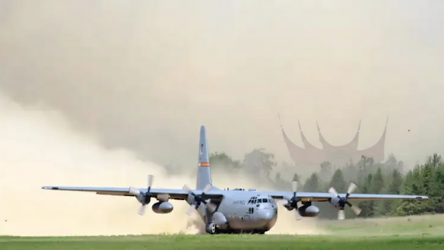 Pesawat Militer AS Bawa 16 Personel Mendarat Darurat di Padang Saat Menuju Diego Garcia, Sepekan Terparkir