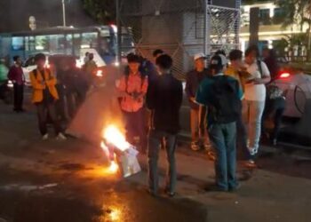 Demo Mahasiswa di Kejagung Berlanjut hingga Malam, Massa Bakar Ban-Dirikan Tenda