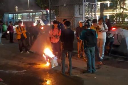 Demo Mahasiswa di Kejagung Berlanjut hingga Malam, Massa Bakar Ban-Dirikan Tenda