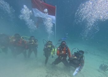 Semarak HUT ke-81 RI, Personel Polres Simeulue Kibarkan Merah Putih di Bawah Laut